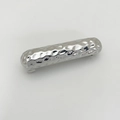 Detailweergave van de zilveren metalen haarclip met een unieke gehamerde textuur - Zilver