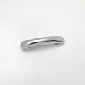Dettaglio molletta per capelli in metallo argento lucido con design minimalista e finitura lucida - Argento