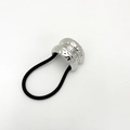 Détail de l'élastique à cheveux en métal argenté avec texture martelée et bande noire - Argent (449)
