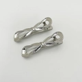 Detail von silbernen Haarspangen mit Infinity-Knoten-Design und strukturierter Oberfläche - Silber