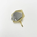 Detail van de geometrische haarhaak met dubbellaagse goud en zilver beplating - Zilver