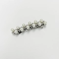 Detalle del pasador de perlas con base de metal plateado y cristales brillantes - Dos Filas de Perlas Pequeñas Plateadas (490)