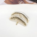 Macro-detail van een minimalistische gouden haarklem met gelaagd transparant harsontwerp - Transparant