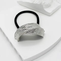 Detail van zilveren haarband met onregelmatige strepen en premium gevederde textuur - Zilver