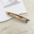 Détail macro d'une barrette à cheveux en résine irrégulière avec marbrure dorée élégante - Bleu Multicolore