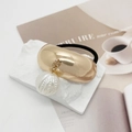 Détail de l'élastique à cheveux doré en demi-cercle avec perle rayée blanche - Style Pendentif Boule / Style A Or