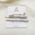 Set de 3 clips para el cabello con pedrería dorada, resina gris y perlas blancas - Caqui