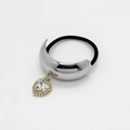 Dettaglio di un elastico nero con fibbia a U argentata e ciondolo a cuore con cristalli - Stile A (557-A款银色) / Argento