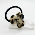 Dettaglio dell'elastico per capelli retrò in acetato con motivo leopardato su fascia elastica - Stampa leopardata