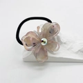 Dettaglio dell'elastico per capelli a farfalla marmorizzata con cristallo sfaccettato su pietra - Rosa Trasparente Iridescente