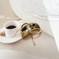 Gancho de pelo japonés en aleación dorada con incrustación de carey y diseño curvado - Café