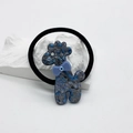 Detail von blauem Pudel-Haargummi mit Mosaikmuster, lila Schleife und Strass-Akzent - Blau