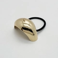Dettaglio di un elastico per coda di cavallo dorato a forma di U con finitura a specchio lucida - Stile H Oro