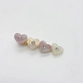 Dettaglio di quattro fermagli a cuore in resina con strass luccicanti su base in metallo oro - Stile Cuore Viola Bianco