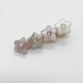 Détail de barrettes étoiles en acétate coloré et strass brillants sur monture dorée - Style Étoile à Cinq Branches Bicolore (6)