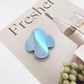 Detail eines hellblauen schillernden Kleeblatt-Haarschmucks auf einem Magazin - 6 (Irisierend Blau)