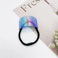 Dettaglio di elastico per capelli nero ad alta elasticità con ciondolo a U cangiante e lucido - Sfumatura Viola-Verde Iridescente (1)