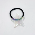 Dettaglio dell'elastico nero per capelli con ciondolo a stella traslucido iridescente - Trasparente Colorato