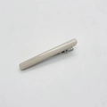 Detailansicht einer beigen Haarspange aus Harz mit silberner Metall-Entenschnabelklemme - Beige