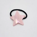 Detail van roze ster haarband met parelmoer glans en zwart elastisch haarelastiek - Ir膽serend Melkwit Roze