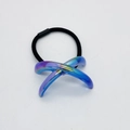 Detalle del adorno de resina en forma de X colorida en el elástico negro para el pelo - Azul Púrpura Galvanizado Iridiscente