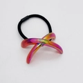 Détail d'un élastique à cheveux noir avec charme en résine croisée irisée colorée - Colorful Red Orange (5)