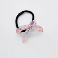 Détail de breloque croisée en acrylique irisé rose sur un élastique à cheveux noir - Iridescent Pink (7)