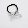Détail d'un élastique à cheveux noir avec un décor en acrylique irisé en forme de X - Transparent Iridescent (9)