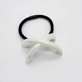 Détail d'un élastique à cheveux noir avec un accessoire croisé blanc effet nacre brillant - Blanc Perle (10)
