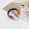 Gros plan sur un chouchou cœur rose iridescent sur un magazine de mode avec élastique noir - Style Rose Aurore (6)