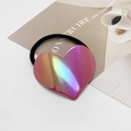 Vue détaillée de l'élastique à cheveux cœur nacré avec dégradé coloré sur fond de magazine - Style Dégradé Holographique (7)