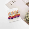 Detalle de horquillas de concha coloridas con diseño de resina degradada en clip dorado - Estilo de Concha de Color Degradado