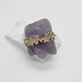 Elegante anello d'oro con tre motivi floreali a cinque petali traforati per donne chic - Viola