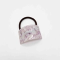 Vue détaillée du décor en acétate marbré violet sur l'élastique à cheveux marron foncé - Violet