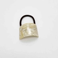 Vue détaillée de la breloque en acétate en U avec motif marbré sur l'élastique marron - Beige