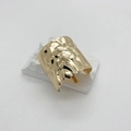Dettaglio del gancio per capelli in metallo dorato con trama martellata su base bianca - Stile A Oro