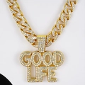 Detaillierte Nahaufnahme des GOOD LIFE Anhängers mit Kristallen und goldener kubanischer Kette - Gold (Anhänger + Kette)