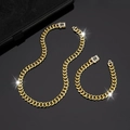 Dettaglio del set di catena cubana dorata con strass scintillanti sulla chiusura fissa - 45cm+21cm / Oro (Collana E Bracciale)