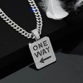 Dettaglio del ciondolo hip hop ONE WAY su una lussuosa catena cubana di diamanti - Pendente + Catena / Zircone Nero Argento