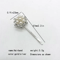 Dettaglio del fermaglio per capelli a fiore con perle, strass e base in metallo - Fiore di Perla e Strass