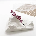 Detail der Haarspange mit Blumen und Schleifen, besetzt mit rosaroten Kristallen - Hellpurpurrot