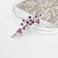Detail van zilveren bloemen haarspeld met roze en iriserende strass steentjes - Magenta