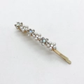Detalle de un elegante pasador dorado con perlas y diamantes de diseño floral - Estilo Lineal de Perlas y Estrás (8)