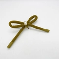 Detalle de pinza de pelo con lazo de terciopelo verde oliva con perla y broche dorado - Verde Matcha Flocado