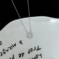 Collana elegante con ciondolo a fiocco di neve e zirconi su un piatto bianco - Stile a Grappolo di Fiori Circolari (Placcato Oro Bianco)