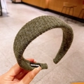 Diadema de punto verde oscuro sólido para mujer con etiqueta artesanal para moda de otoño - Verde