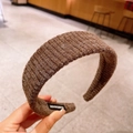 Diadema de punto marrón liso para mujer con etiqueta hecha a mano para el invierno - Marrón