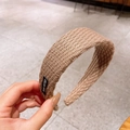 Gestricktes breites Stirnband in Khaki mit weicher Textur und Markenetikett - Hellkaffee
