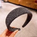 Diadema de punto gris oscuro con etiqueta hecha a mano y textura de lana suave - Gris