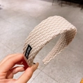 Gestricktes beiges breites Stirnband mit Waffelmuster und kleinem schwarzen Stoffetikett - Gebrochenes Weiß